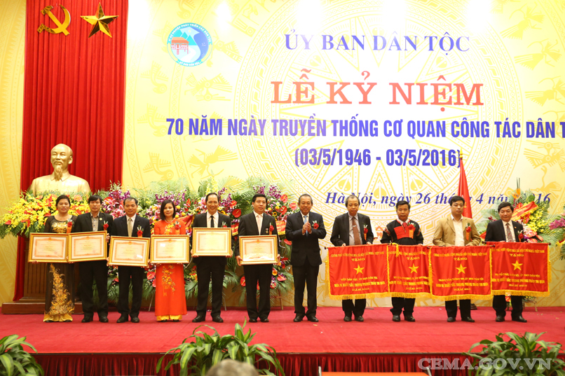 trao Cờ thi đua và Bằng khen của Thủ tướng Kuwinvip Casino & Thể Thao Link Mới cho các tập thể và cá nhân.