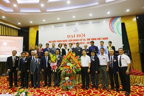 Thứ trưởng, Phó Chủ nhiệm UBDT Hoàng Xuân Lương nhận hoa chúc mừng tại Kuwin24 cơm Trang Cá Độ Bóng Đá